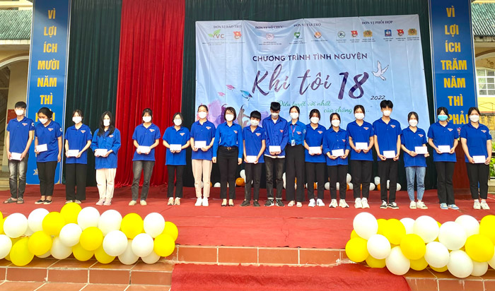Lạng Sơn: Tặng 40 suất quà cho học sinh có hoàn cảnh khó khăn tại Trường THPT Văn Quan và THPT Cao Lộc