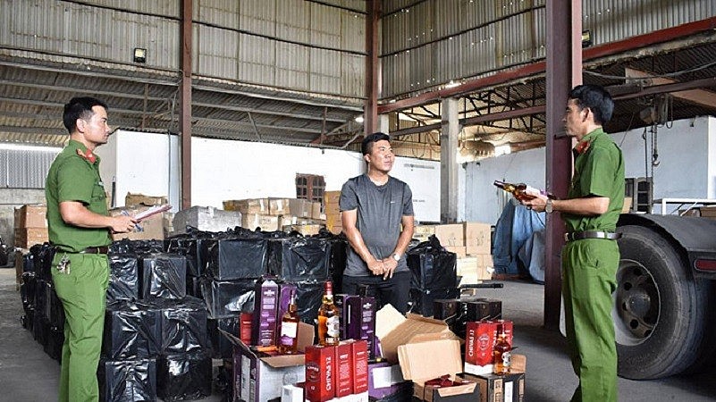  Ninh Bình: Bắt giữ tài xế container chở 1.224 chai rượu ngoại không có hóa đơn chứng từ