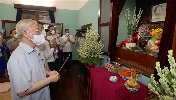 Tổng Bí thư Nguyễn Phú Trọng dâng hương tưởng niệm Chủ tịch Hồ Chí Minh tại Nhà 67 