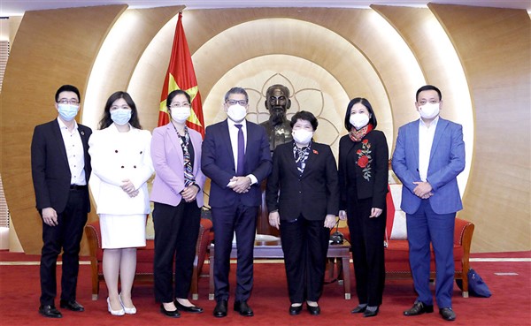 Chủ nhiệm Ủy ban Xã hội Nguyễn Thúy Anh tiếp Chủ tịch kiêm Tổng Giám đốc Công ty AstraZeneca Việt Nam 