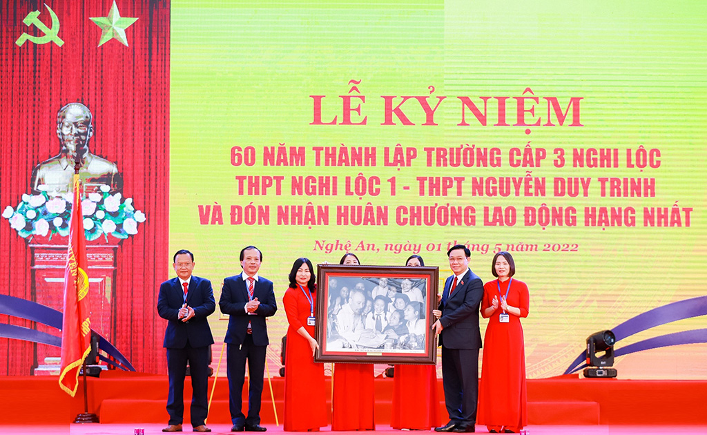 Chủ tịch Quốc hội Vương Đình Huệ dự Lễ kỷ niệm 60 năm thành lập Trường THPT Nguyễn Duy Trinh 