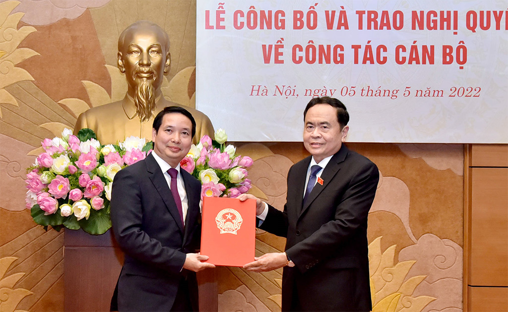 Phó Chủ tịch Thường trực Quốc hội Trần Thanh Mẫn trao quyết định bổ nhiệm ông Phạm Thái Hà giữ chức Phó Chủ nhiệm Văn phòng Quốc hội 