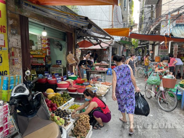 Hà Nội: Mặt hàng rau xanh nào đang biến động giá mạnh trong ngày đầu hạn chế đi lại?
