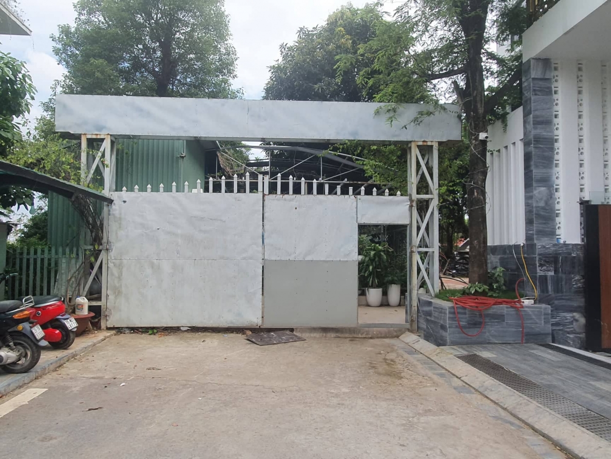 TP Vĩnh Yên, tỉnh Vĩnh Phúc: Ngang nhiên dựng hàng rào, cổng sắt chắn đường dân sinh(!?)