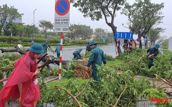 Hình ảnh bão Noru gây thiệt hại tại Đà Nẵng