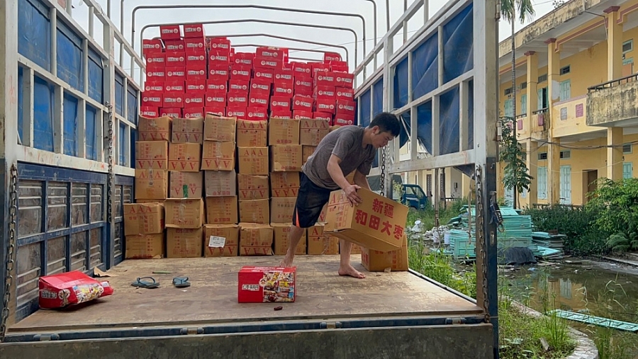Quản lý thị trường Hà Nội: Tạm giữ hàng nghìn thùng bánh bông lan nghi nhập lậu
