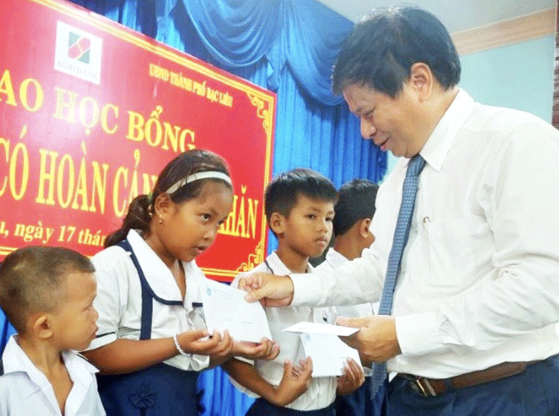 Hội Nhà báo Việt Nam trao học bổng cho 100 học sinh có hoàn cảnh khó khăn tại Bạc Liêu