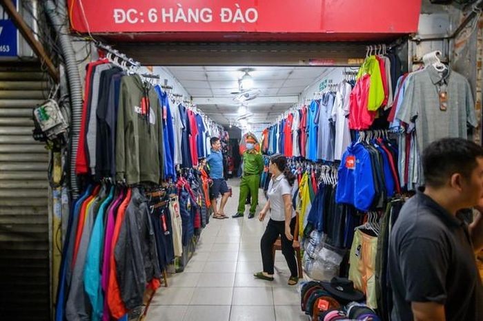 Thu giữ nhiều ''hàng hiệu'' giá từ 100 nghìn đồng tại chợ đêm phố cổ Hà Nội