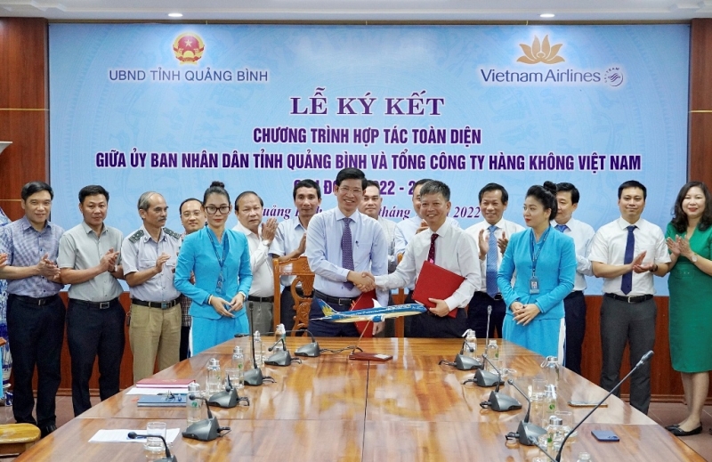 Vietnam Airlines và tỉnh Quảng Bình ký kết thỏa thuận hợp tác toàn diện giai đoạn 2022 - 2026