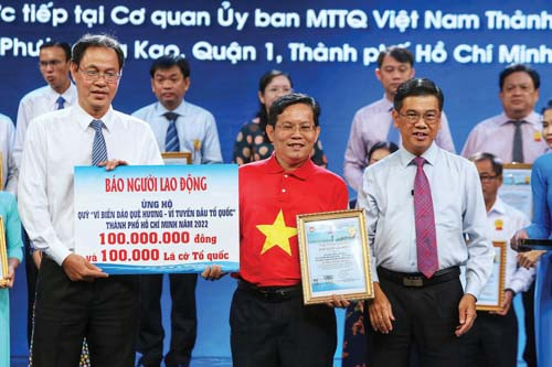 Báo Người Lao Động trao 100.000 lá cờ trong chương trình ''Hướng về biên giới, biển, đảo Tổ quốc''