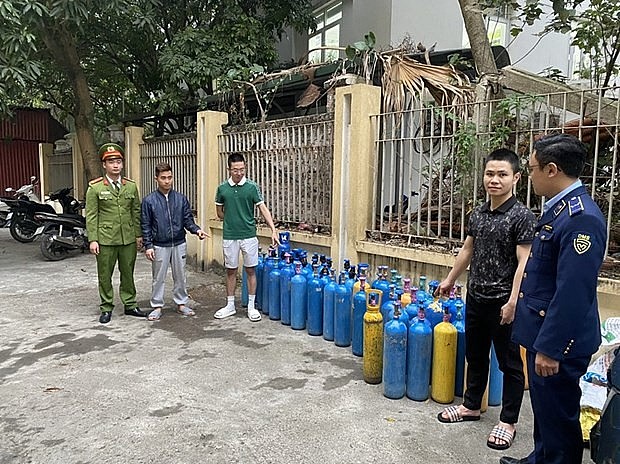 Quản lý thị trường Hà Nội: Phát hiện kho giấu bình khí cười tại khu chung cư Gia Lâm