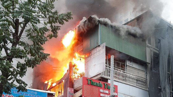Cháy lớn 2 căn nhà ở Hà Nội