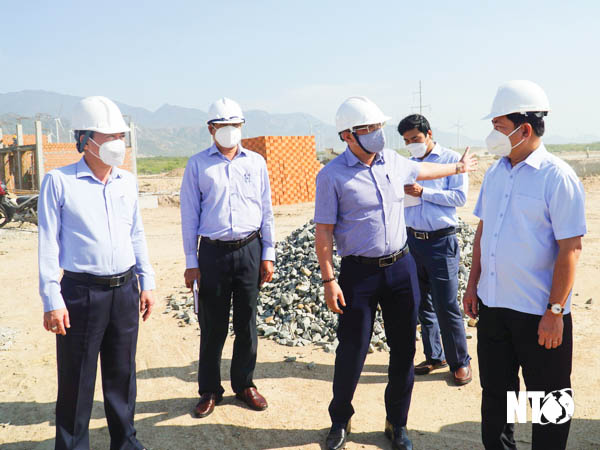 Ninh Thuận: Đồng chí Trần Quốc Nam, Phó Bí thư Tỉnh ủy, Chủ tịch UBND tỉnh kiểm tra thực địa dự án đầu tư hạ tầng Khu công nghiệp Du Long và Phước Nam