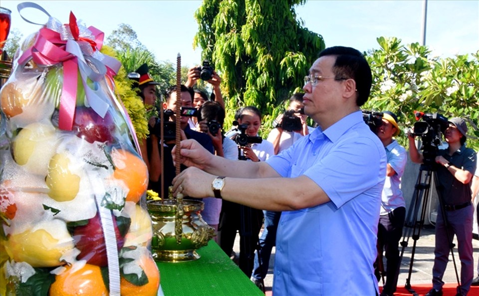 Chủ tịch Quốc hội Vương Đình Huệ dâng hương tưởng niệm Anh hùng liệt sỹ tại Quảng Ngãi