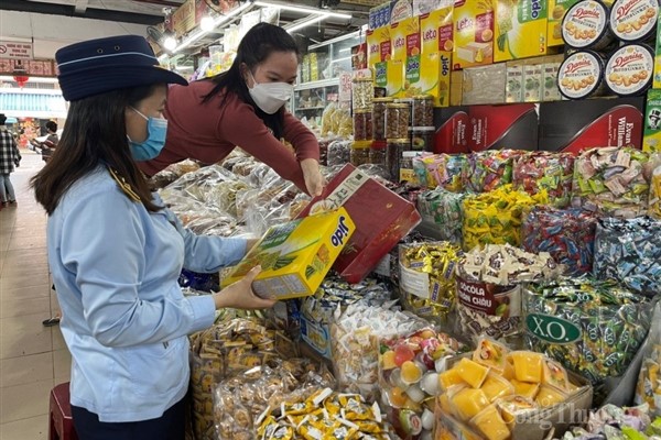 Người dân bắt đầu mua sắm Tết, Đà Nẵng tăng cường kiểm soát thị trường