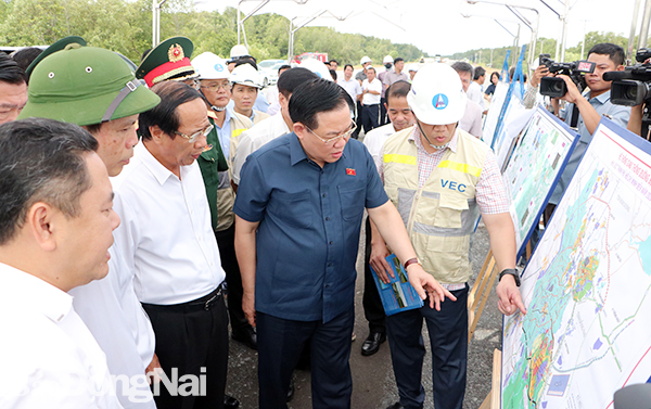 Đồng Nai: Chủ tịch Quốc hội Vương Đình Huệ kiểm tra thực tế dự án Đường cao tốc Bến Lức - Long Thành