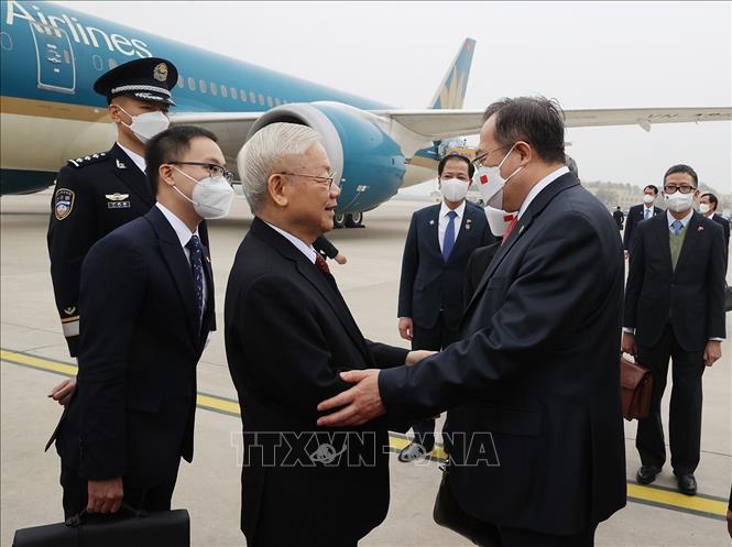 Tổng Bí thư Nguyễn Phú Trọng đã đến Bắc Kinh, sân bay rực rỡ Quốc kỳ hai nước
