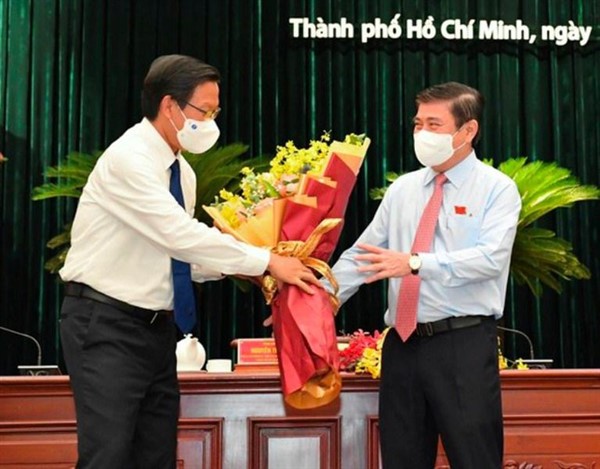 Ông Nguyễn Thanh Phong bàn giao nhiệm vụ Chủ tịch UBND TPHCM cho ông Phan Văn Mãi