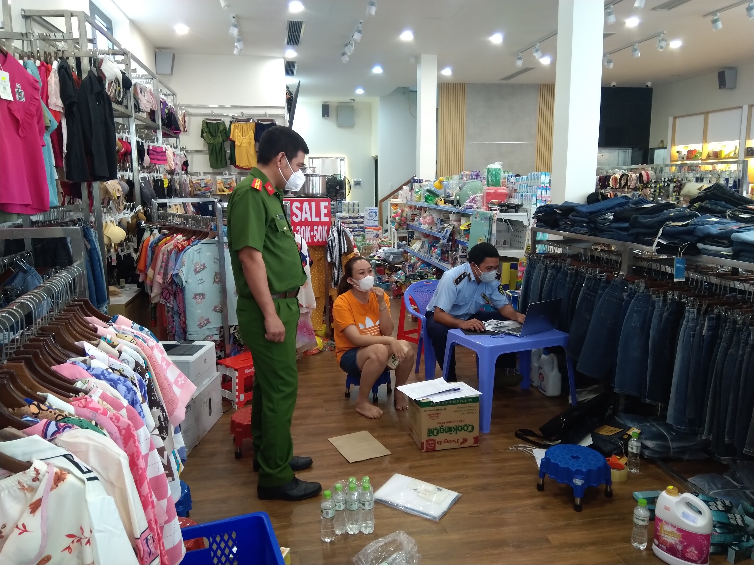 Tây Ninh: Lợi dụng môi trường điện tử, cơ sở kinh doanh hàng lậu và giả mạo nhãn hiệu