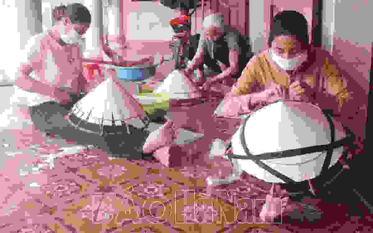 Hà Nam: Nỗi niềm những người làm nghề khâu nón lá