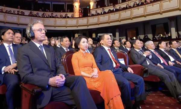 Phu nhân tỷ phú Phạm Nhật Vượng lần đầu xuất hiện trước công chúng